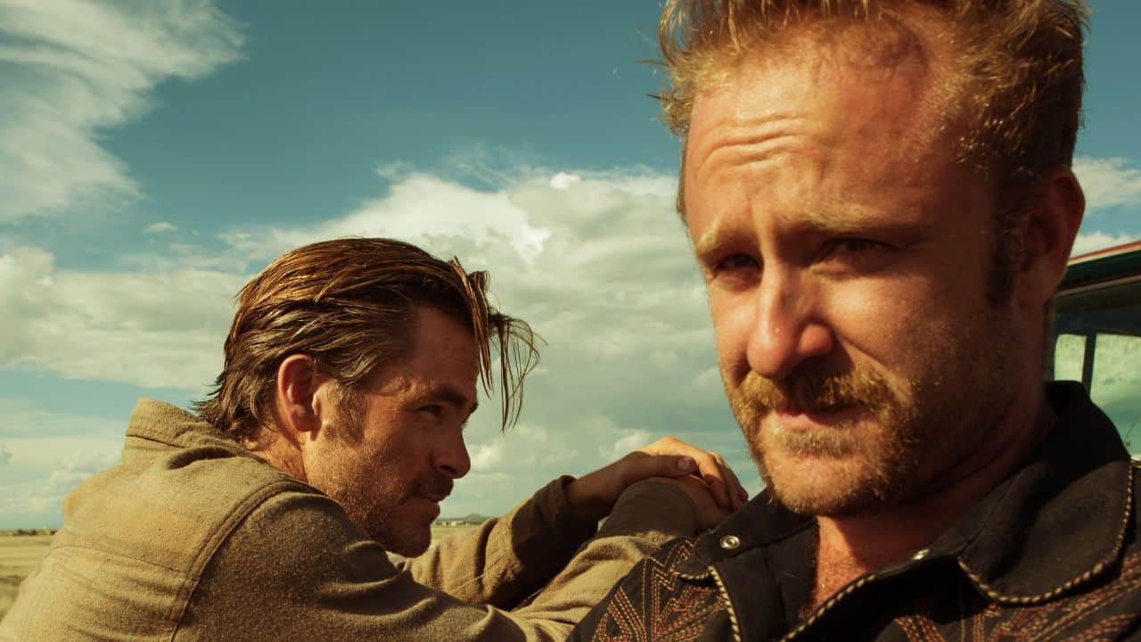 Ben Foster and Chris Pine in Hell or High Water (2016)