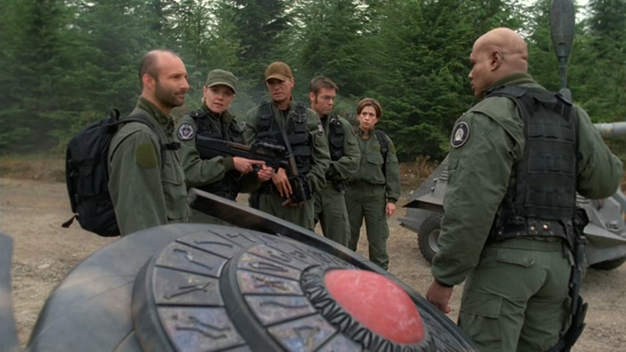 Richard Dean Anderson, Frank Cassini, Christina Cox, Christopher Judge, Michael Shanks, and Amanda Tapping in Stargate SG-1 (1997)
